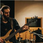 Bassiste, donne cours de basse pour tous niveaux
